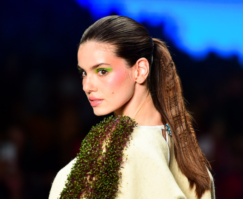 Camila Queiroz em desfile Martins 