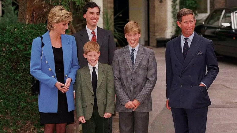 Pr&iacute;ncipe Harry com sua fam&iacute;lia no primeiro dia de seu irm&atilde;o em Eton, em 1995