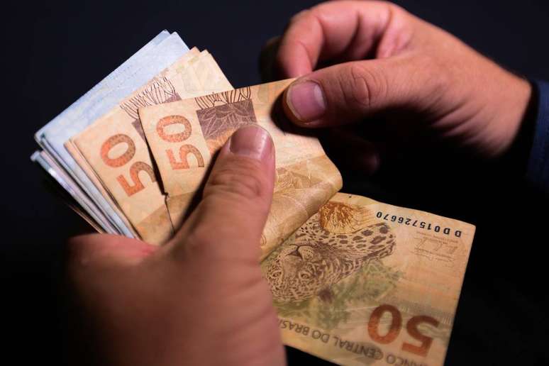 BRASILIA DF 13 10 2020 ECONOMIA Real,dinheiro, moeda - mao contagem cedulas de real Foto: Marcello Casal JrAg&ecirc;ncia Brasil