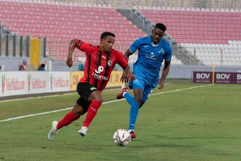 Caf&eacute; em a&ccedil;&atilde;o com a camisa do Hamrum Spartans &ndash; Divulga&ccedil;&atilde;o