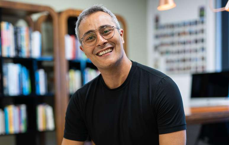 Fen&ocirc;meno: professor Paulo Jublit est&aacute; h&aacute; mais de dez anos ensinando biologia na internet