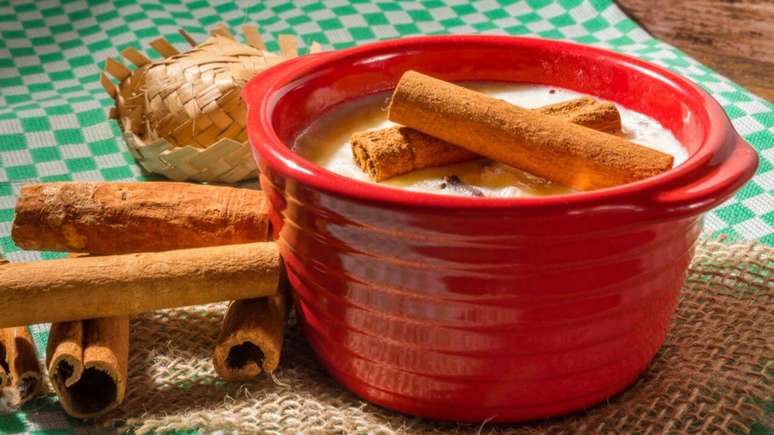 Canjica de milho cremosa com doce de leite