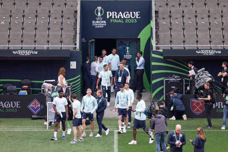 Jogadores do West Ham durante reconhecimento do gramado na Eden Arena &ndash; Richard Heathcote/Getty Images