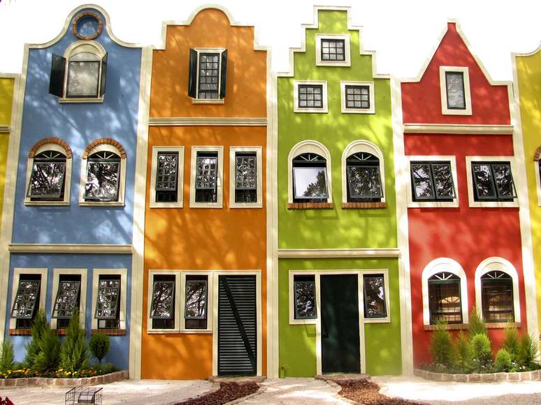 Construções coloridas no Boulevard Holandês, em Holambra