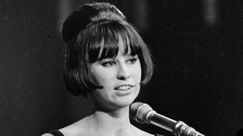 A cantora Astrud Gilberto no ano de 1966