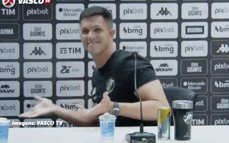 VIDEO: After beating Flamengo, Barbieri walks out of Vasco’s press conference laughing and irritating the fans;  understand