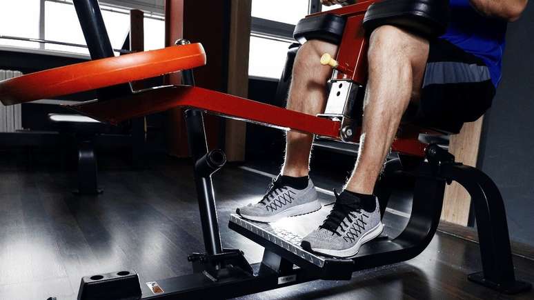 Treino de panturrilha sentado - Shutterstock