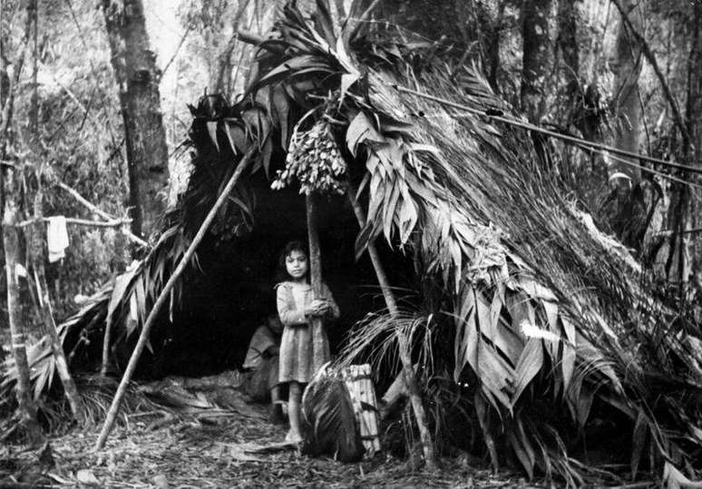 Crian&ccedil;a Xokleng em acampamento na floresta, em 1963