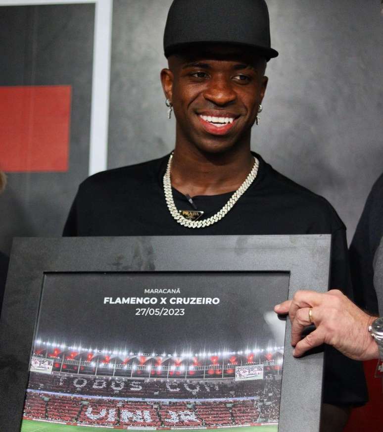 Vini Jr recebe da diretoria do Fla um quadro com homenagem da torcida &ndash; Rafael Arantes/Brasileir&atilde;o