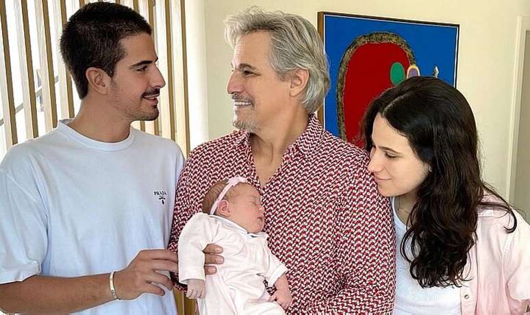 Edson Celulari apareceu ao lado dos filhos Enzo, Sophia e Chiara.