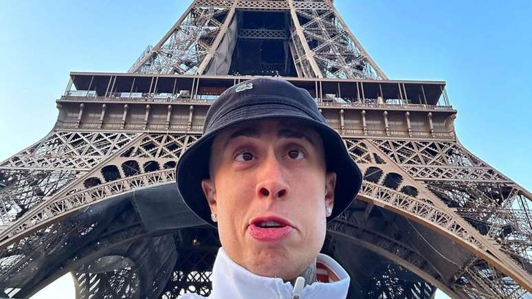 MC Daniel toma enquadro de guardas parisienses ao pilotar em alto velocidade. 