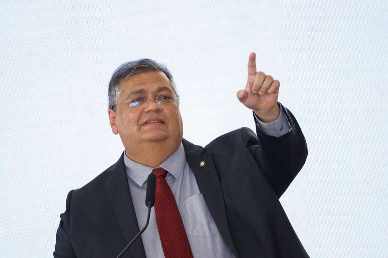 Dino afirmou que n&atilde;o cabe a ele ou &agrave; PF determinar investiga&ccedil;&otilde;es contra quem quer que seja