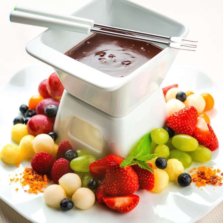 Fondue de Chocolate: frutas e o chocolate bem gostoso e quentinho.