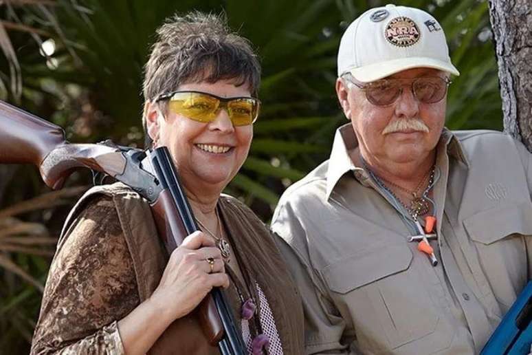 Barbara e John Rumpel são ligados a NRA, associação americana que defende o livre acesso a armas