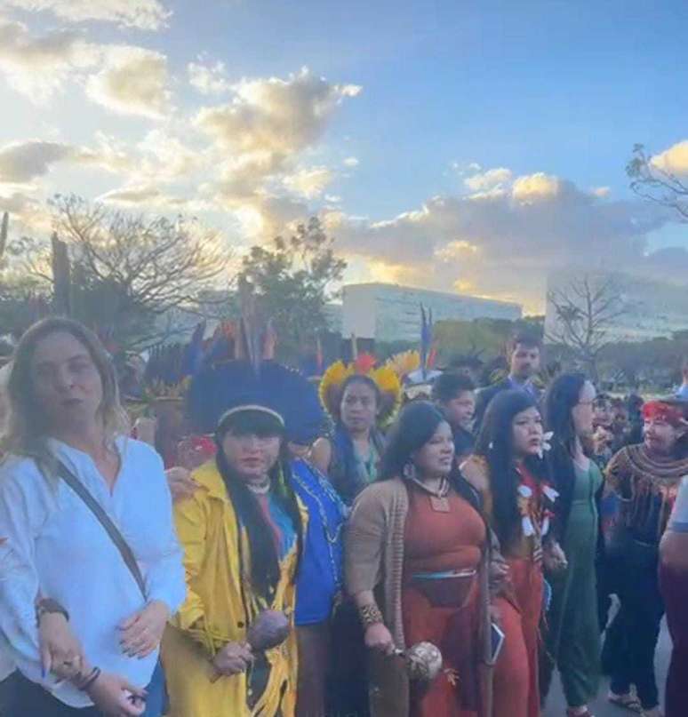 A ministra dos Povos Indígenas do Brasil, Sônia Guajajara ao centro junto com líderes políticos e de movimentos sociais contra PL 490 do Marco Temporal. 