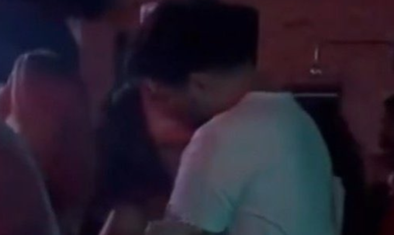 Larissa e Rodrigo foram flagrados aos beijos