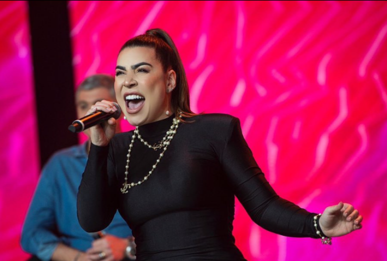 Naiara Azevedo interrupts the show to scold the fan 