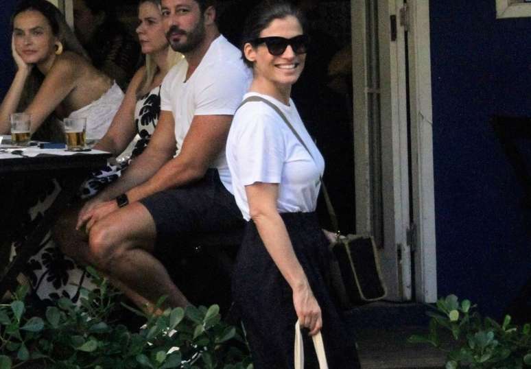 Renata Vasconcellos foi clicada passeando no Rio