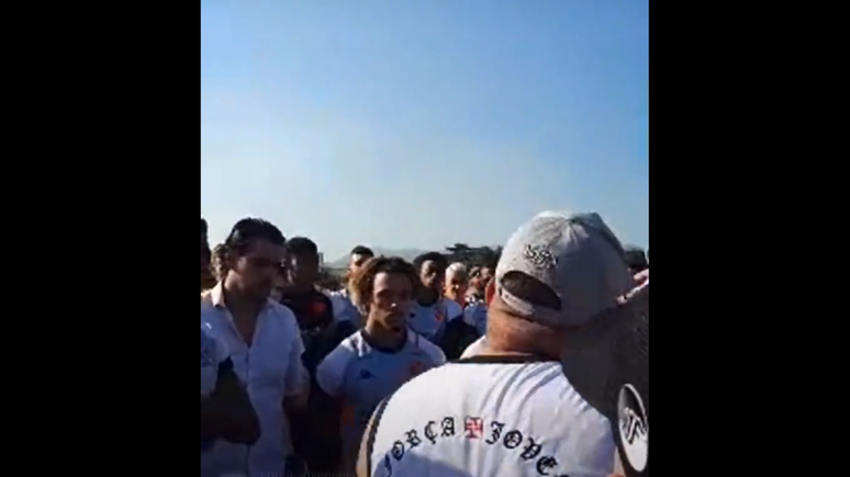 Diretor Paulo Bracks ouve membros de organizadas do Vasco no CT Moacyr Barbosa &ndash; Reprodu&ccedil;&atilde;o/Internet