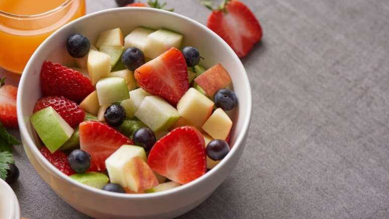 Salada de frutas prática é a melhor receita para o café da manhã de Dia das Mães