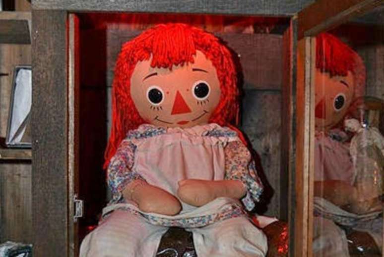 Boneca Annabelle, que hoje está no museu dos Warren /