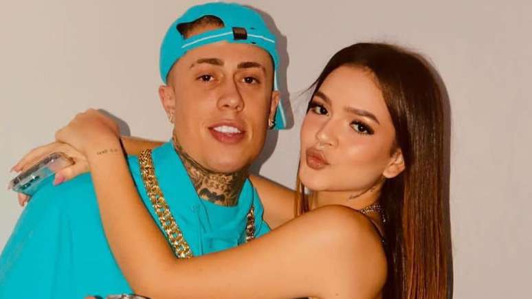 Without an alliance, MC Daniel appears in Paris after rumors of his relationship with Mel Maia