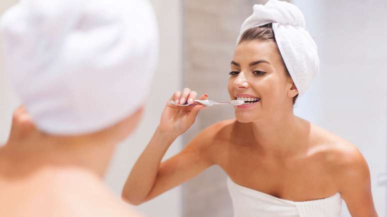 Água oxigenada deve fazer parte da rotina de higiene bucal? Dentista explica