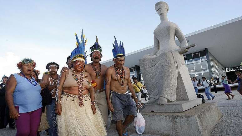 Em foto de 2009, indígenas protestam em frente ao STF, no período do julgamento sobre a Terra Indígena Raposa Serra do Sol