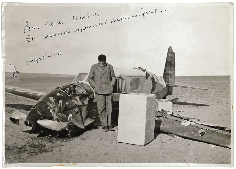 Exupéry diante dos destroços de seu avião, na Líbia, em 1935