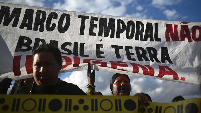 Grupo protesta contra marco temporal na Esplanada dos Ministérios, em Brasília