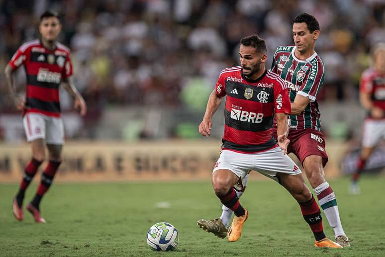 O volante do Flamengo Thiago Maia (em primeiro plano) tentou cancelar a compra do carro de luxo, mas não teve êxito – Paula Reis / Flamengo