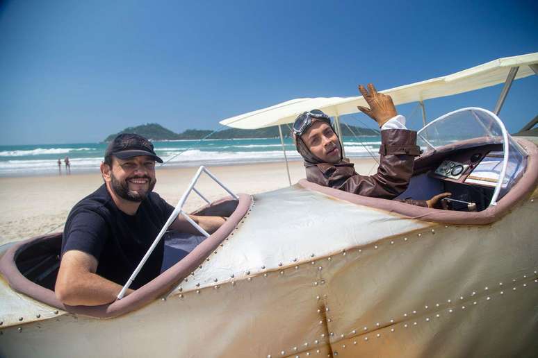 O diretor Zé Dassilva e o ator Rodrigo Fagundes, que interpretou Exupéry, na réplica do Breguet 14, na Praia do Campeche, em Florianópolis