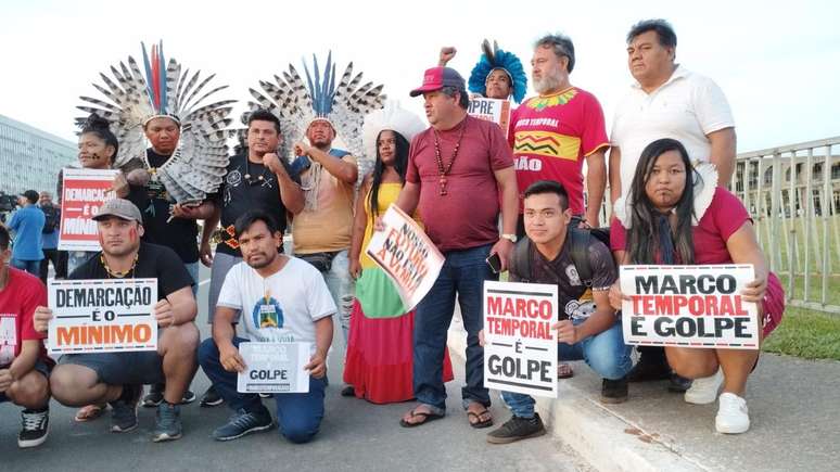 Moni Terena (na foto, agachada à direita) com pessoas da aldeia Limão Verde e apoiadores em Brasília