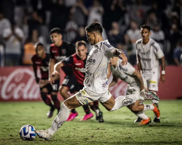 Em meio aos protestos, os jogadores atrasaram a descida para os vestiários