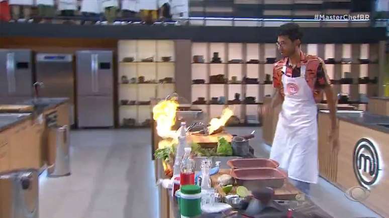 Endrik tenta ajudar Camila, que botou fogo na cozinha do MasterChef