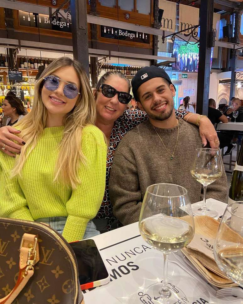 Margareth Serrão (centro) é mãe de Virgínia e sogra de Zé Felipe