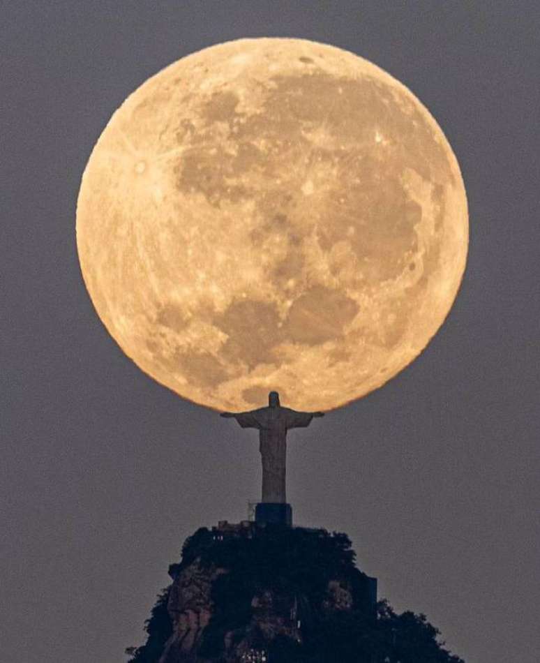 Foto foi feita pela manhã, da Praia de Icaraí, em Niterói, a 11 quilômetros de distância do Cristo Redentor