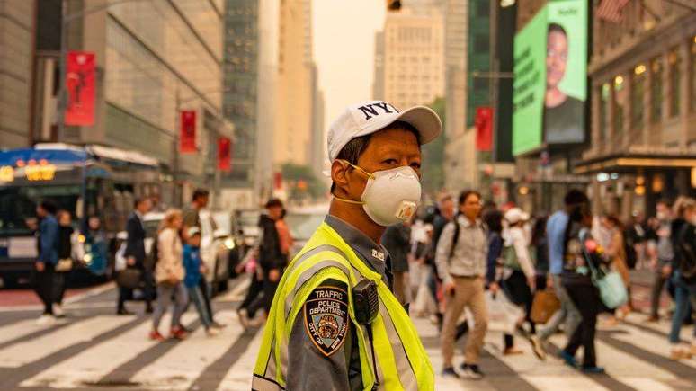 Governo de Nova York anunciou que distribuiria um milhão de máscaras para residentes na quinta-feira