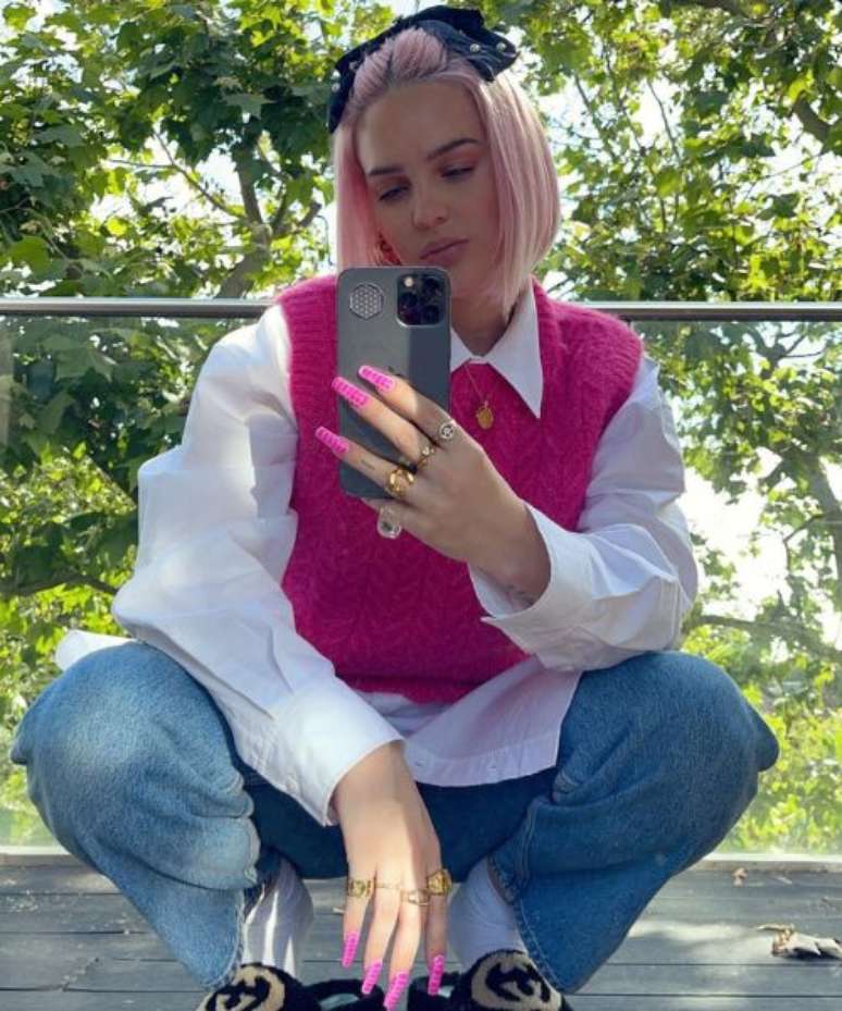 Muito estiloso esse look da cantora Anne-Marie, combinando o colete de tricô com peças mais estilosas e até formais –