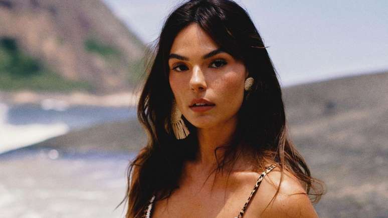 How about letting yourself be inspired by Isis Valverde for this holiday?  See 2 looks!