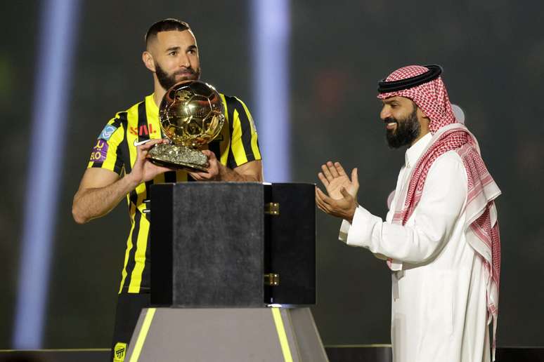 Karim Benzema exibe a Bola de Ouro aos torcedores presentes no estádio – Getty Images