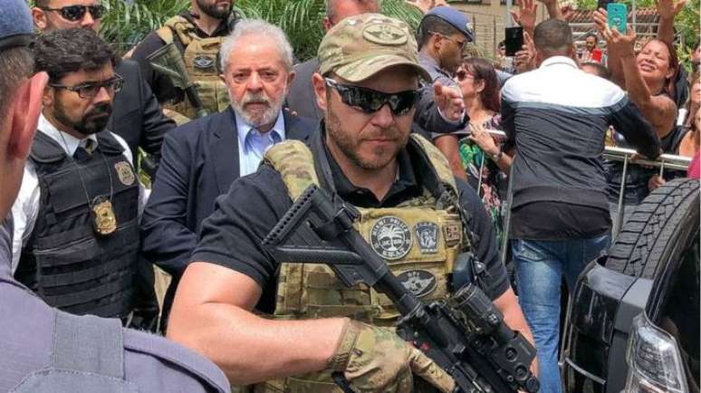 Danilo Campetti escoltando Lula no velório de seu neto em São Bernardo do Campo (SP), em 2019