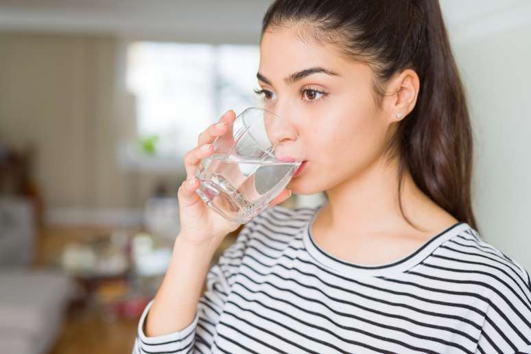 A hidratação diminui os efeitos da baixa umidade do ar no inverno, como boca e garganta secas, além de tosse e irritação 