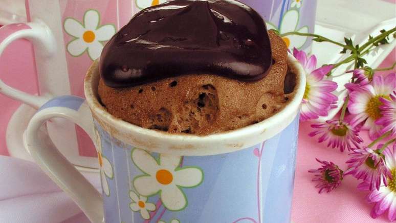 Bolo de caneca de chocolate de micro-ondas