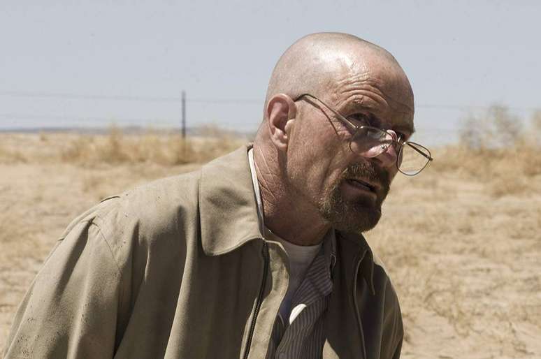 Bryan Cranston era Walter White, professor de química que após um diagnóstico de câncer terminal decidiu fabricar metanfetamina para sustentar a família