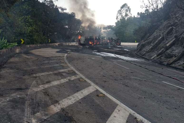 Bombeiros realizaram resfriamento para evitar novas explosões