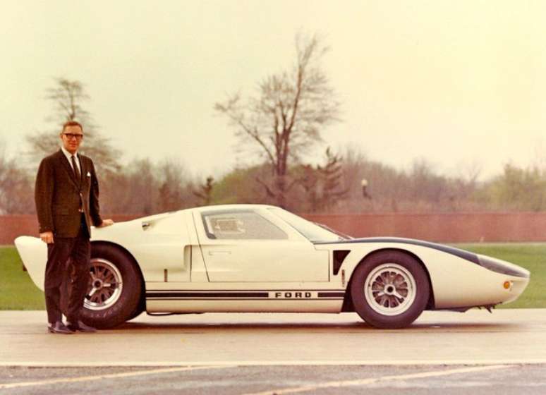Roy Lunn com o Ford GT40 original