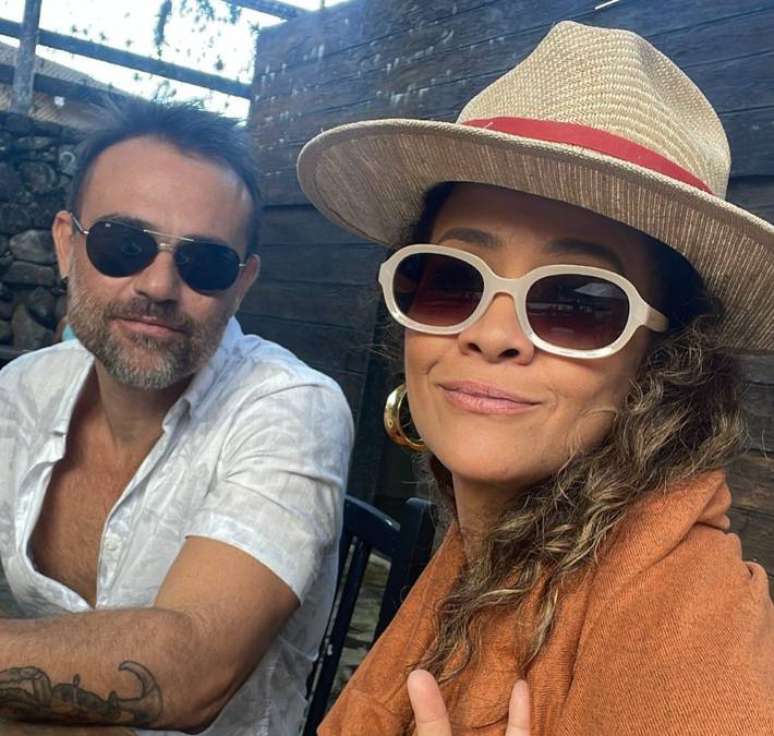 Aline Borges revelou também que seu casamento com o também ator Alex Nader não é fechado