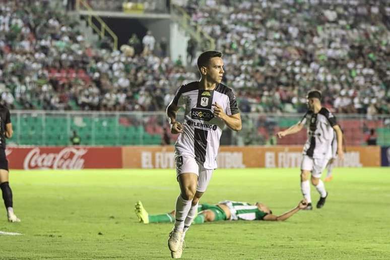 O golaço de cobertura sobre o Oriente Petrolero foi o primeiro de Valdeci na temporada – Divulgação/Tacuary