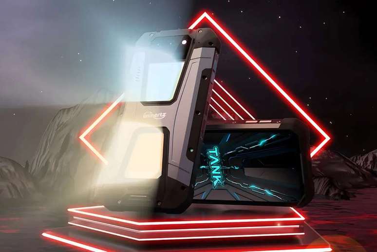 The device has a large 6.8-inch screen with a frequency of 120Hz and a set of flashlights on the back cover (Image credit: Playback/Unihertz) The device has a large 6.8-inch screen with a frequency of 120Hz and a set of flashlights on the back cover (Image credit: Playback/Unihertz)